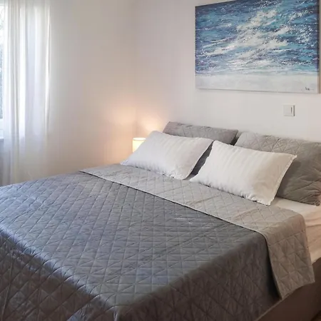 3 Bedroom Nice Apartment In Maslenica Appartement