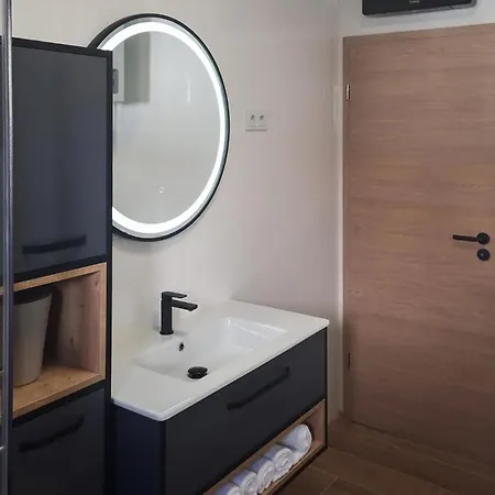 3 Bedroom Nice Apartment In Maslenica
